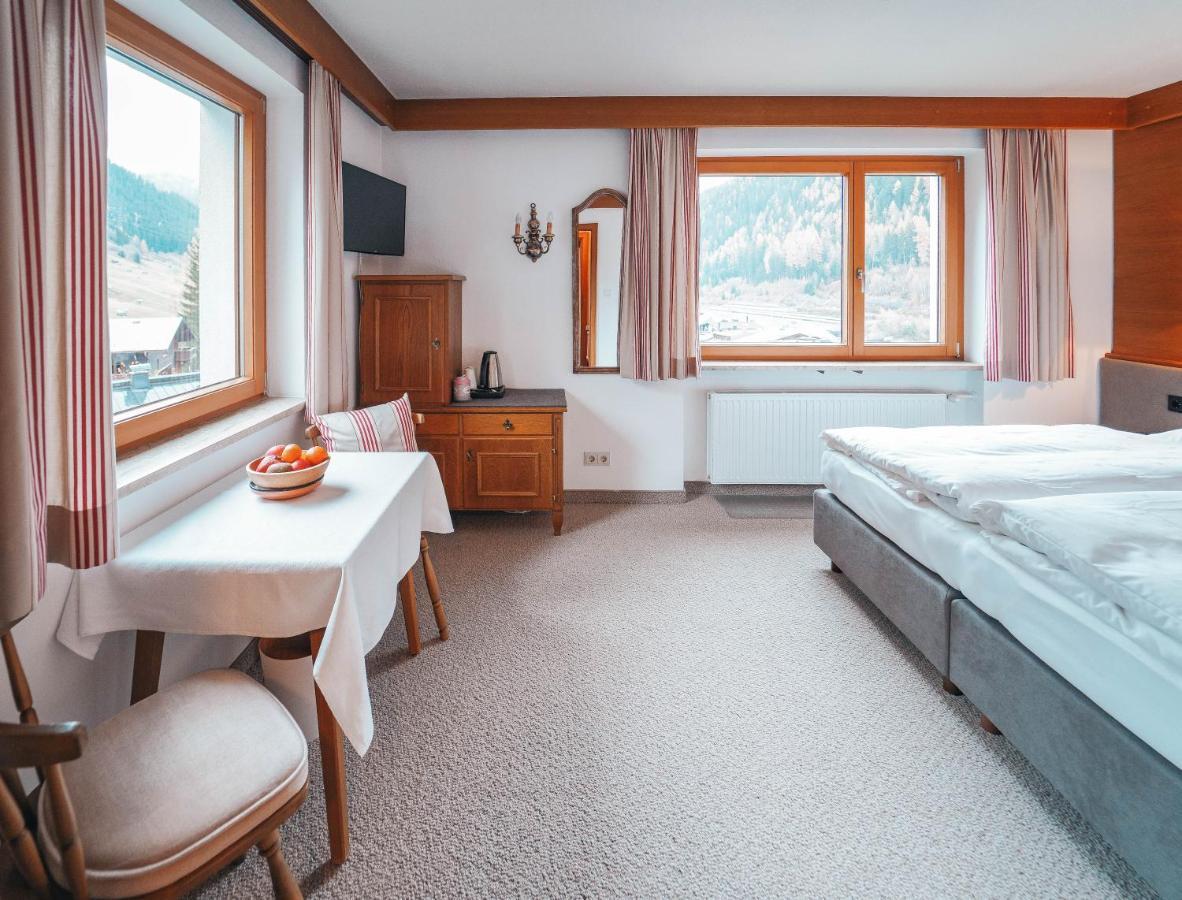 Hotel Garni Almjur Sankt Anton am Arlberg Bagian luar foto