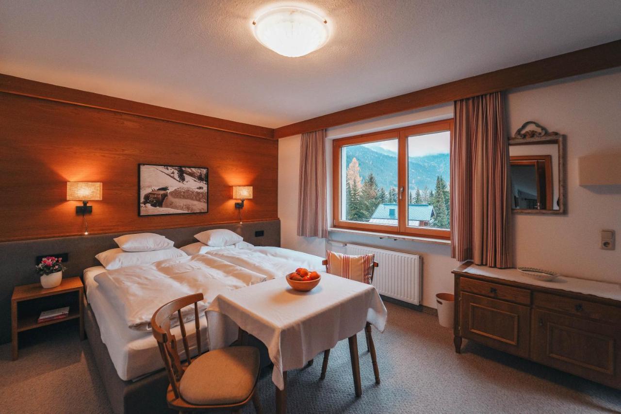 Hotel Garni Almjur Sankt Anton am Arlberg Bagian luar foto