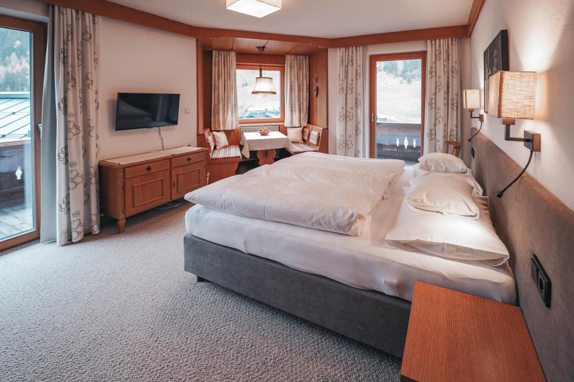 Hotel Garni Almjur Sankt Anton am Arlberg Bagian luar foto